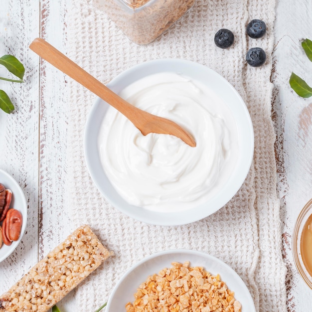 Tazón de yogurt orgánico con avena sobre la mesa