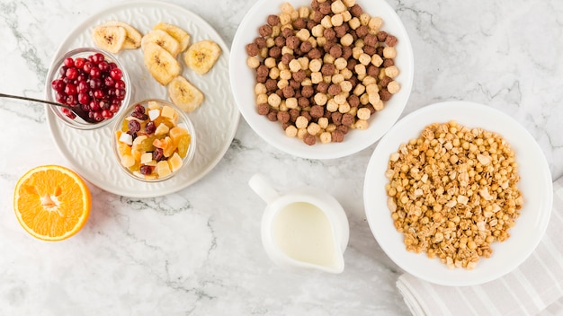 Foto gratuita tazones de cereales con frutas y yogurt