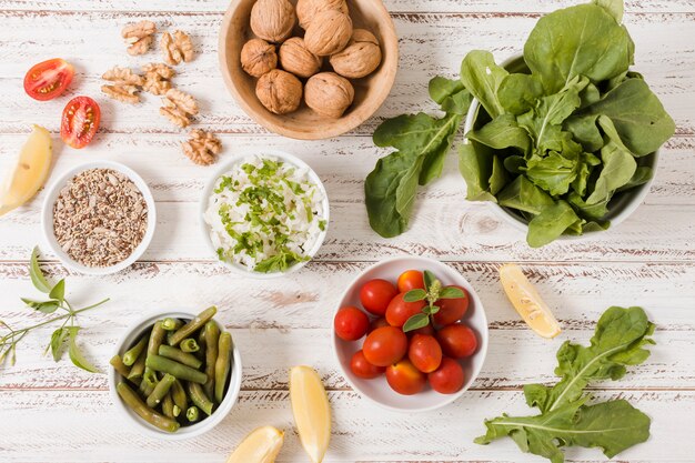 Tazones de comida saludable con nueces y salas