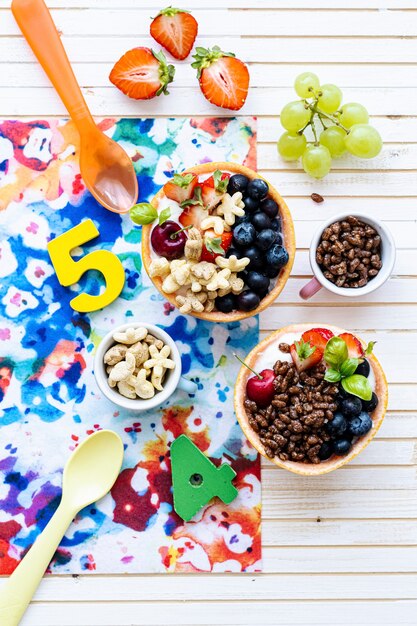 Tazones de desayuno de cumpleaños para niños con cereales y bayas