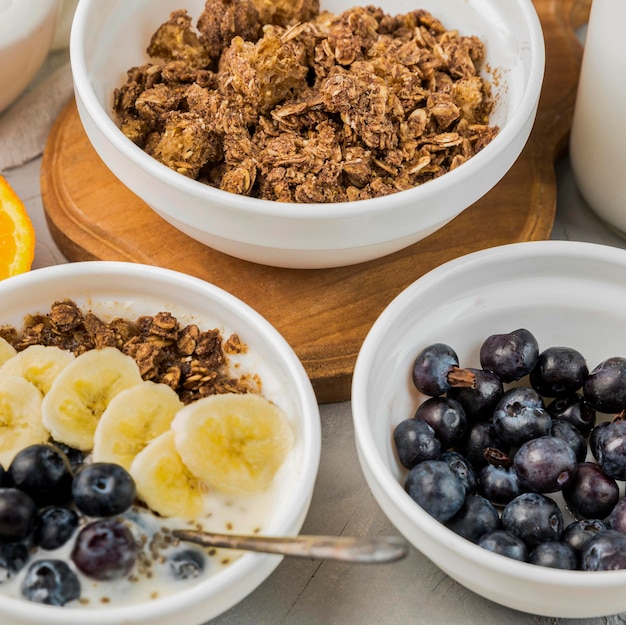 Tazones de desayuno de primer plano con granola y arándanos