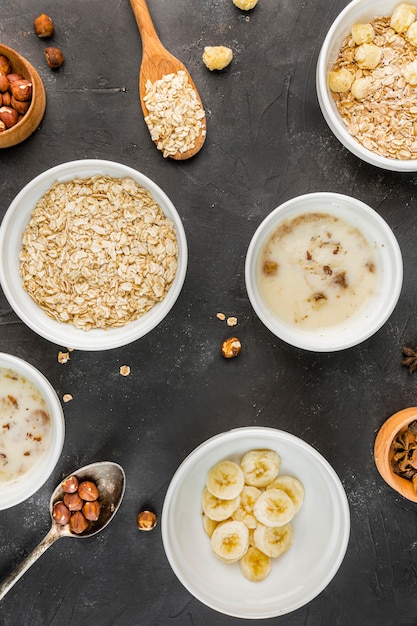 Foto gratuita tazones de desayuno de vista superior listos para ser servidos