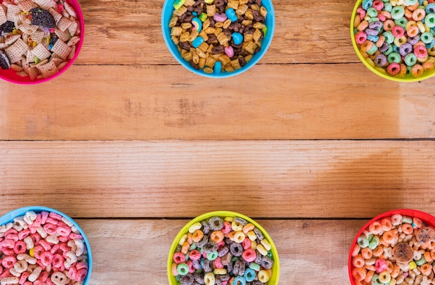 Foto gratuita tazones con diferentes cereales en mesa de madera.