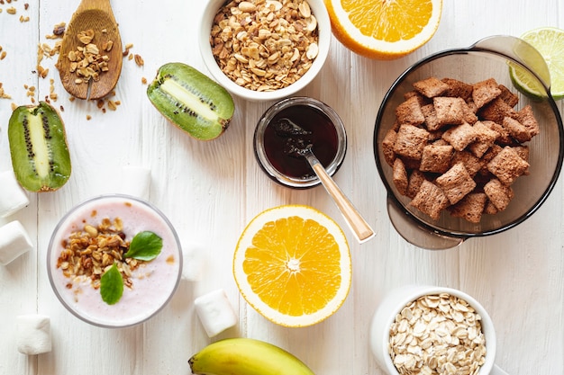 Tazones con frutas y juramentos sobre una mesa blanca