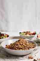 Foto gratuita tazones de granola con yogur, frutas y bayas sobre una superficie blanca
