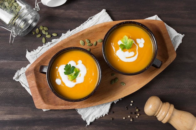 Foto gratuita tazones planos de lat con sopa de calabaza