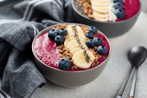 Tazones con postres de desayuno y arándanos