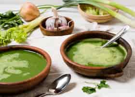 Foto gratuita tazones de sopa con ajo y perejil