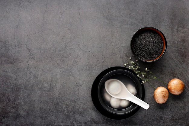 Foto gratuita tazones con sopa y semillas de amapola sobre un fondo gris
