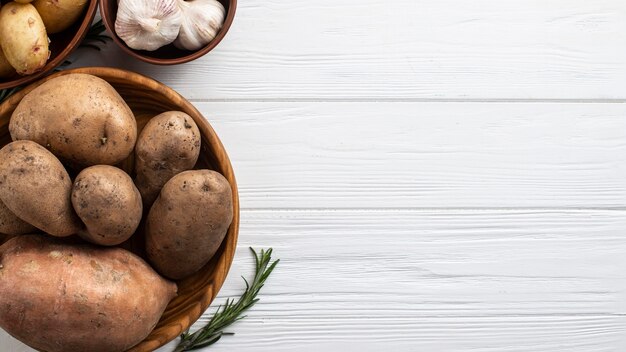 Tazones con verduras naturales y espacio de copia