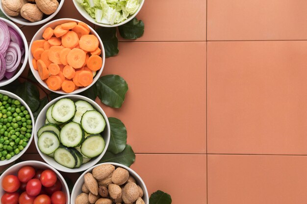 Tazones de verduras en rodajas copian espacio