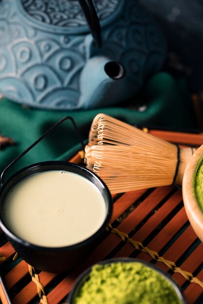 Té de alto ángulo hecho de matcha verde asiático