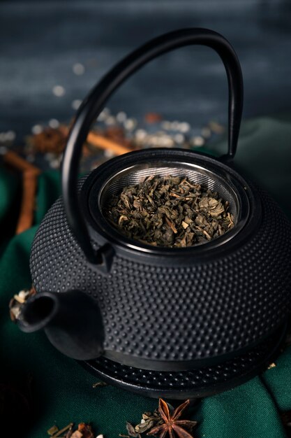 Té de alto ángulo con té asiático matcha