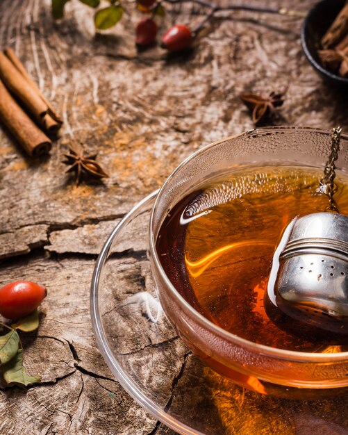 Té de alto ángulo en vaso con canela