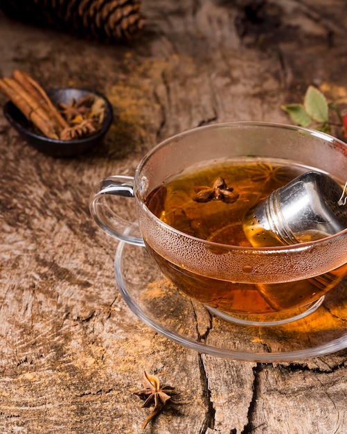 Foto gratuita té de alto ángulo en vaso