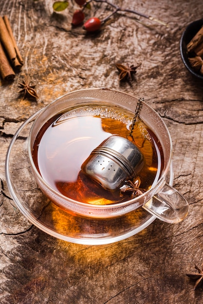 Foto gratuita té de alto ángulo en vaso