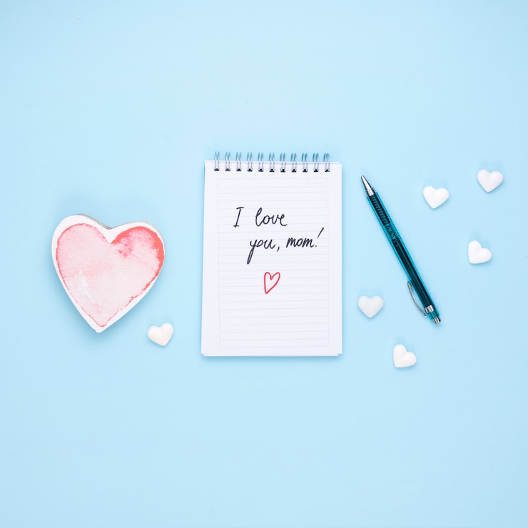 Foto gratuito te amo mamá inscripción en el bloc de notas con corazón