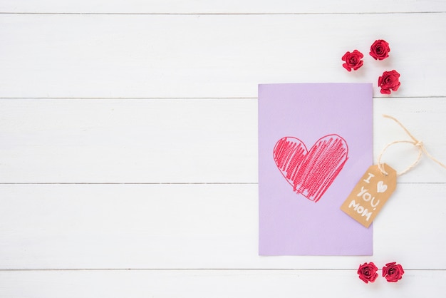 Te amo mamá inscripción con corazón dibujo en mesa