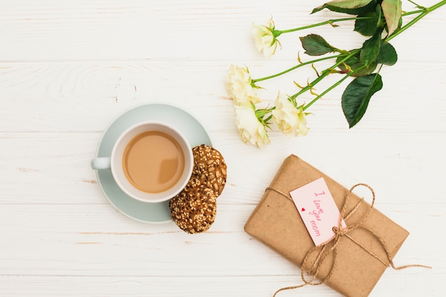 Te amo mamá inscripción con regalo y café.