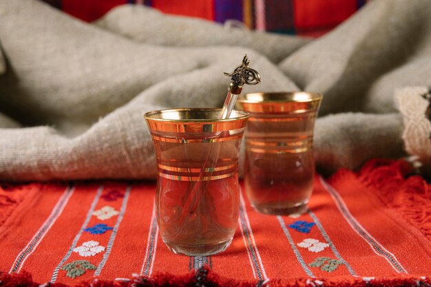 Té árabe en vasos en mesa roja