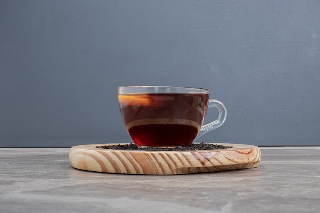 Foto gratuita té aromático caliente en placa de madera sobre mesa de mármol.