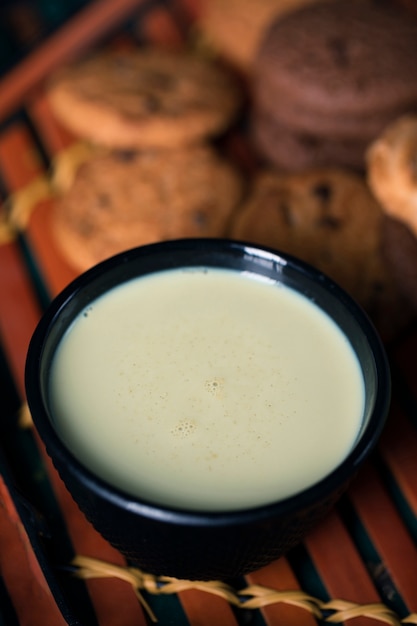 Té asiático de alto ángulo con galletas en la mesa