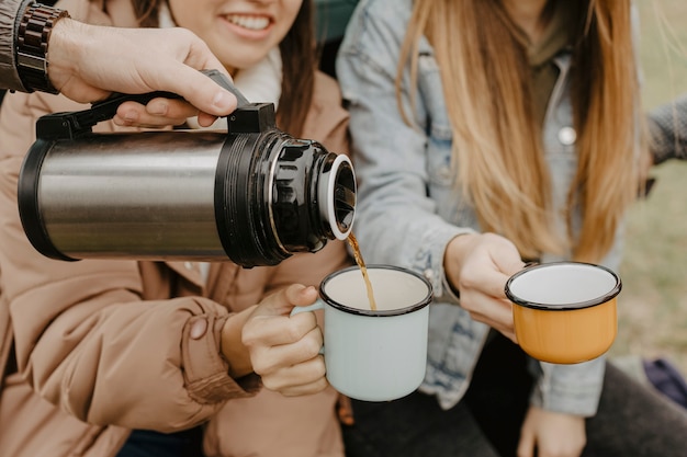 Foto gratuita té caliente de alto ángulo para un viaje por carretera