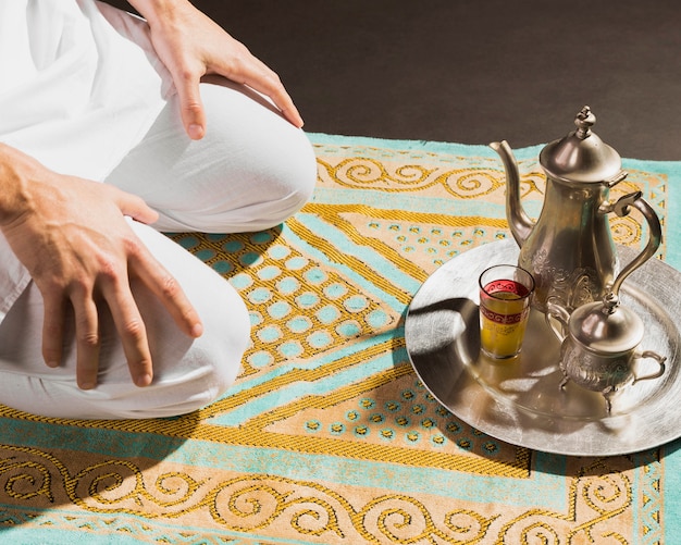 Foto gratuita té caliente árabe tradicional y hombre sentado