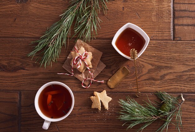 Té caliente con miel y limón junto a galletas de jengibre