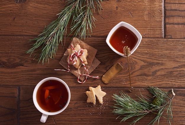 Té caliente con miel y limón junto a galletas de jengibre