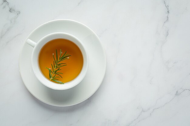 Té caliente de romero en taza listo para beber