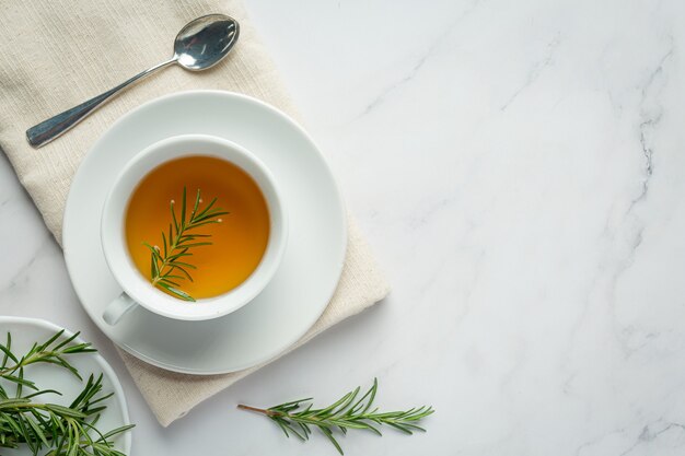 Té caliente de romero en taza listo para beber