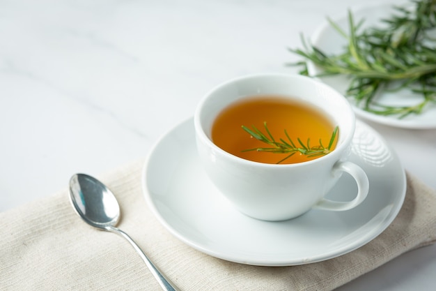 Té caliente de romero en taza listo para beber