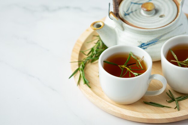 Té caliente de romero en taza listo para beber