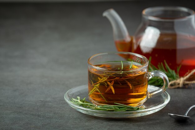 Té caliente de romero en taza listo para beber