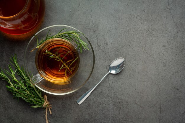 Té caliente de romero en taza listo para beber