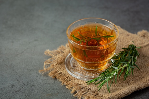 Té caliente de romero en taza listo para beber