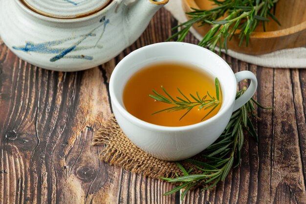 Té caliente de romero en taza listo para beber