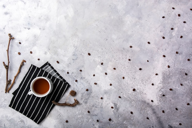 Foto gratuita té en espacio de copia de tela a rayas