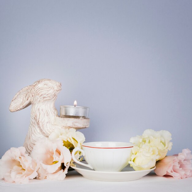 Té con flores en el espacio de la copia