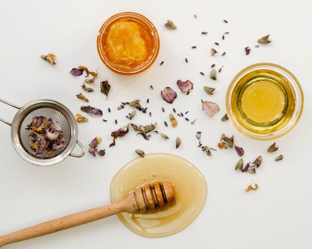 Té de flores con vista superior de miel