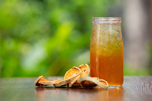 Té de frutas bael seco caliente en una taza de hierbas tailandesas