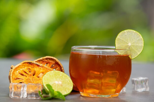 Té de frutas bael seco caliente en una taza de hierbas tailandesas