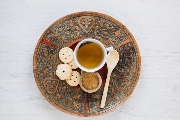 Té y galletas en la bandeja