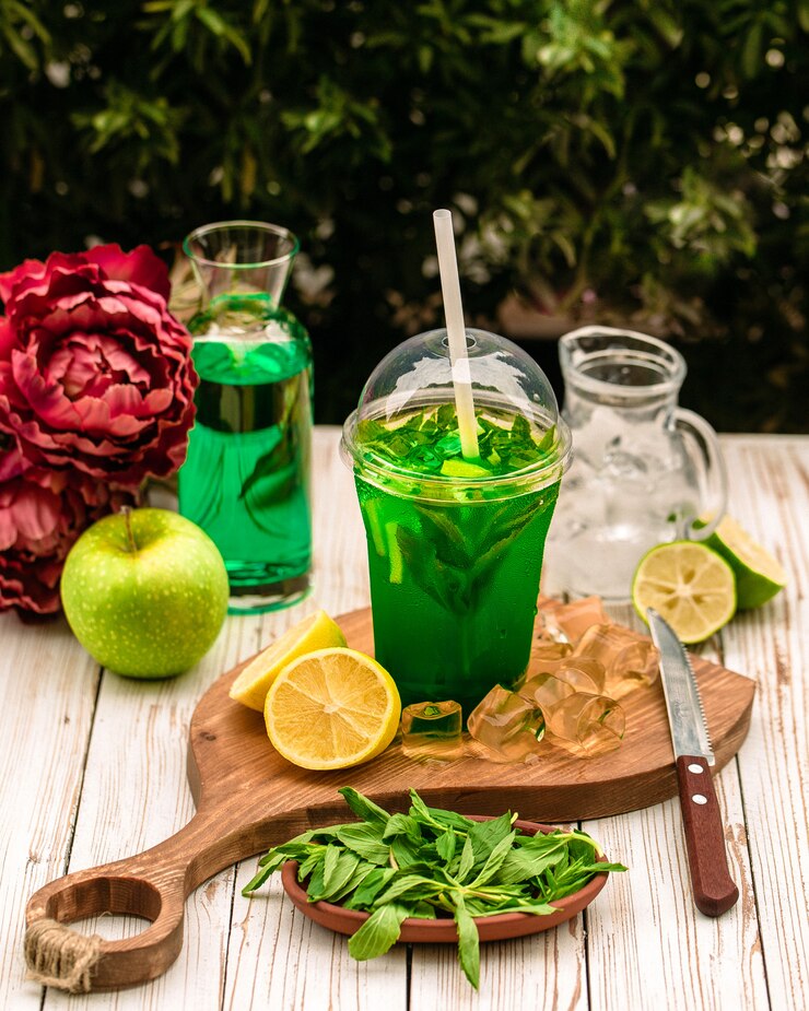 Foto gratuito té helado casero relleno de menta y rodajas de limón