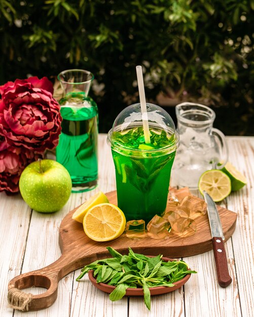 Té helado casero relleno de menta y rodajas de limón