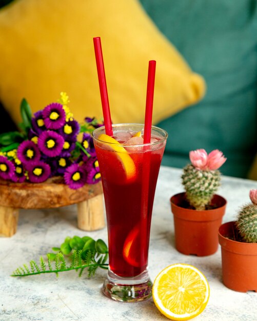 Té helado casero con rodajas de naranja