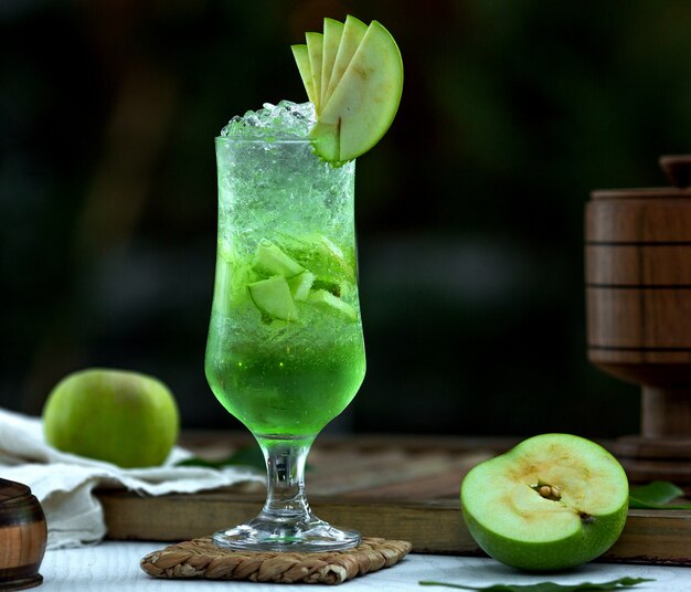 Té helado casero con sabor a manzana