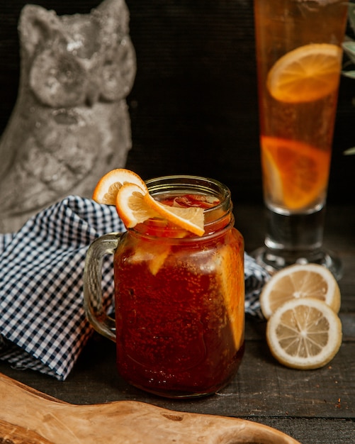 té helado de fruta fresca con agua con gas