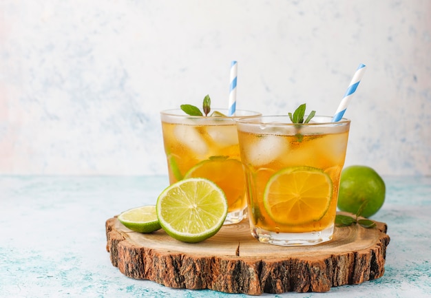 Té helado con lima y hielo